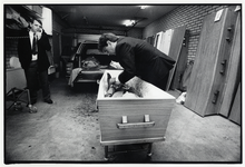 107925 Afbeelding van het opbaren van een overleden man bij Ouwerkerk Begrafenis- en Crematieverzorging (Leidseweg 78 / ...